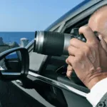 un investigatore fotografa in auto