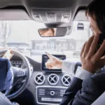 due investigatori al telefono in auto