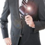 lìimmagine di un investigatore in giacca e cravatta con in mano una lente luminosa senza viso