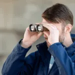 investigatore uomo con binocolo