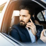 un investigatore al telefono in auto