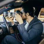 un investigatore fotografa in auto